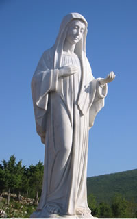 Statue de Marie sur la colline des apparitions (Podbrdo)